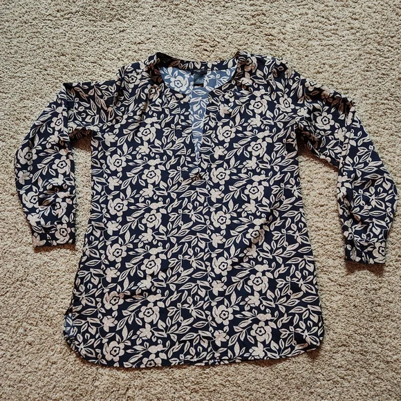 Ann Taylor petite v-neck floral blouse Size SP Colors black tan and white - Picture 10 of 13